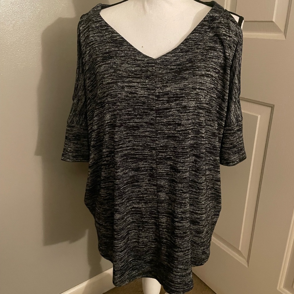 a.n.a cold shoulder top black like new size Medium